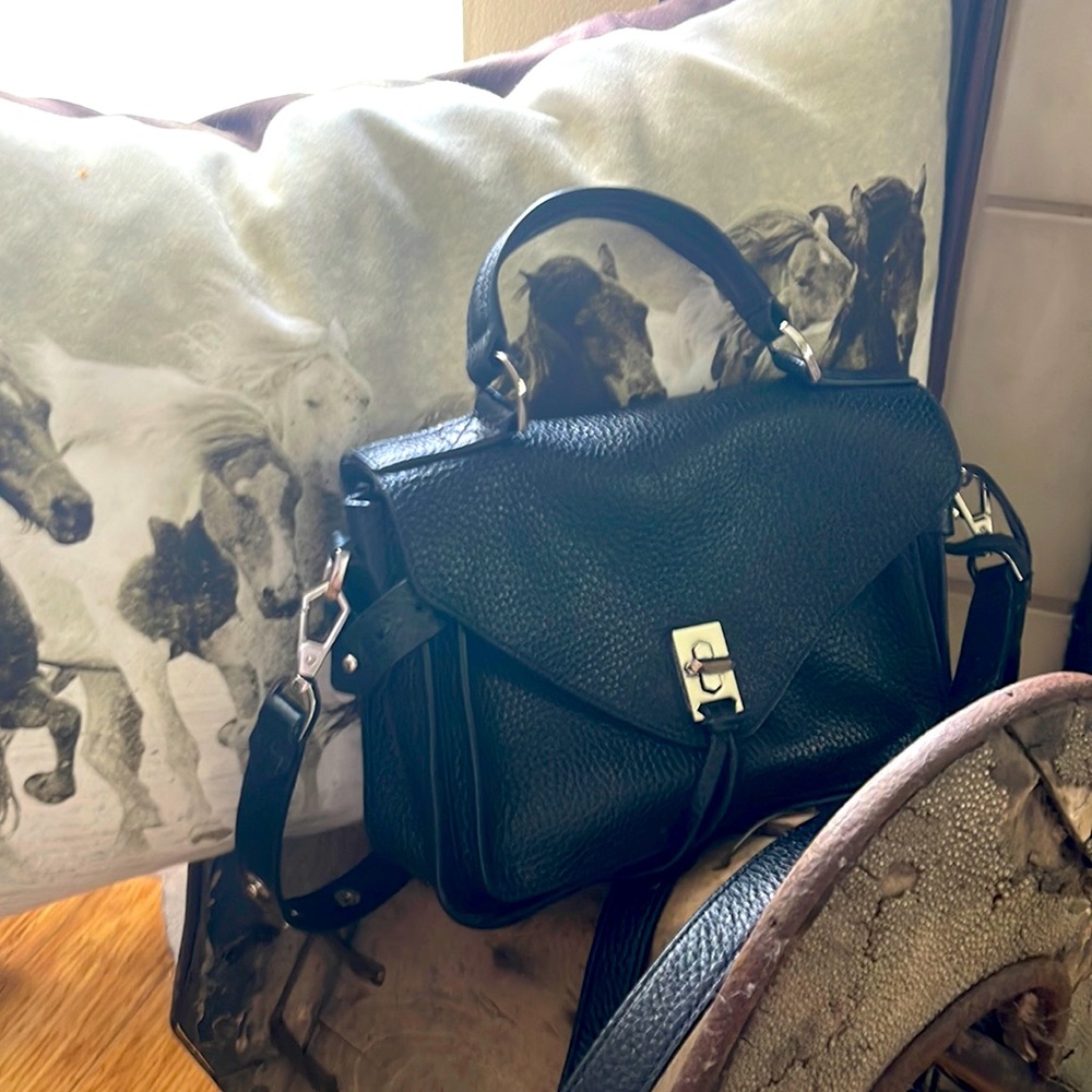 Fun and classy! Works with all outfits !!